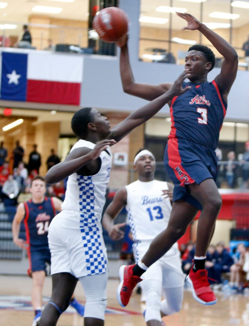 Allen's Isaiah Stevens (3) delivers a flying pass to a teammate over the defense of Fort...