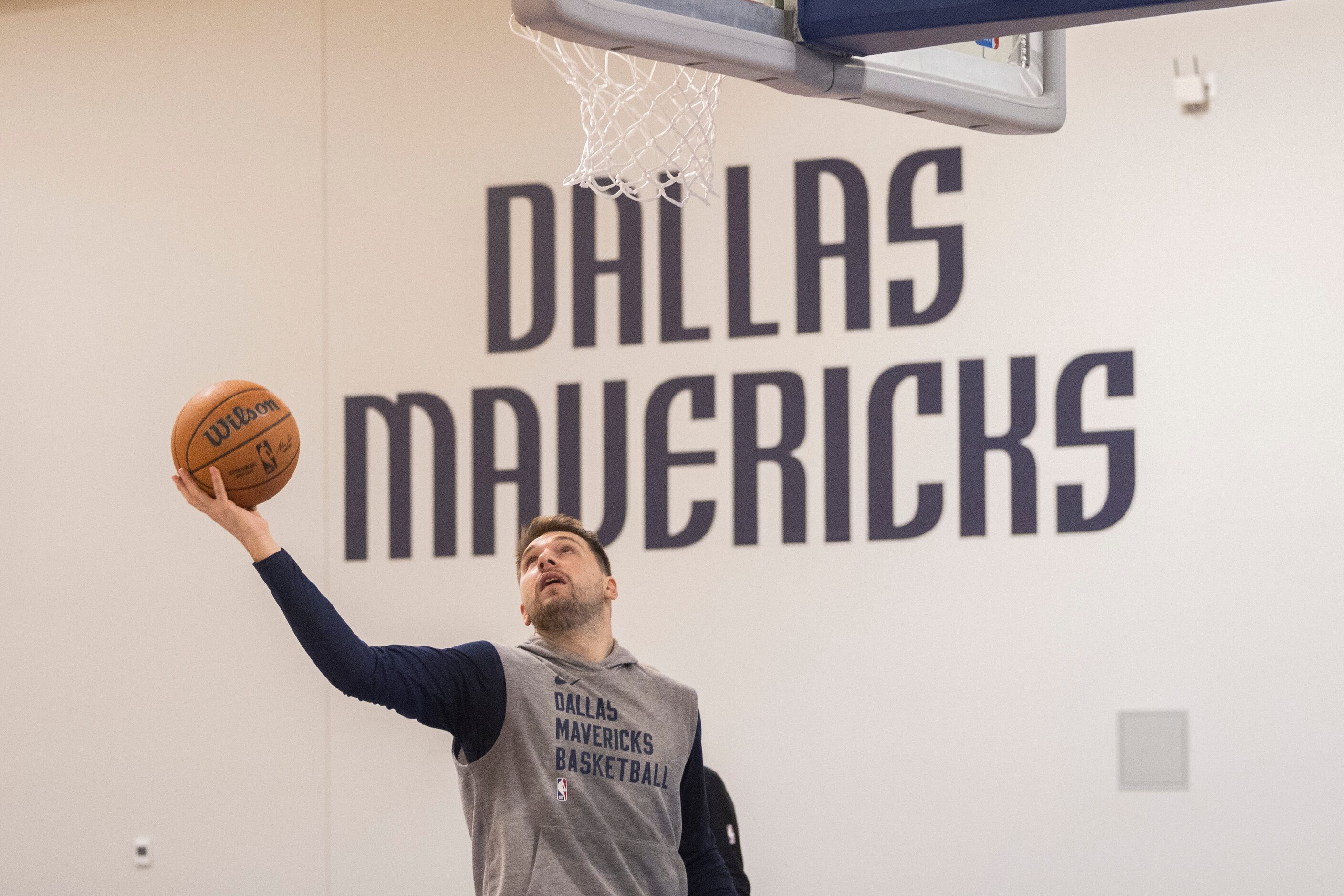 Dallas Mavericks guard Luka Dončić (77) throws the ball during practice at the Mavericks...