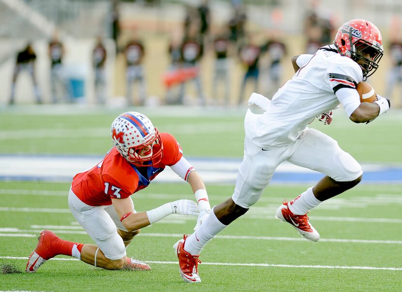 Cedar Hill's Quincy Adeboyejo runs upfield past Waco Midway's Zach Moore (13) in the first...