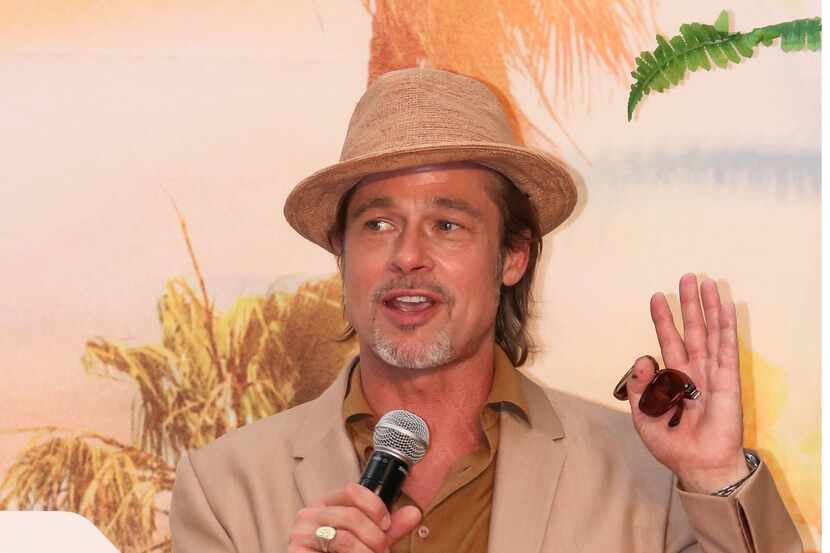 foto de Brad Pitt hablando con un micrófono.
