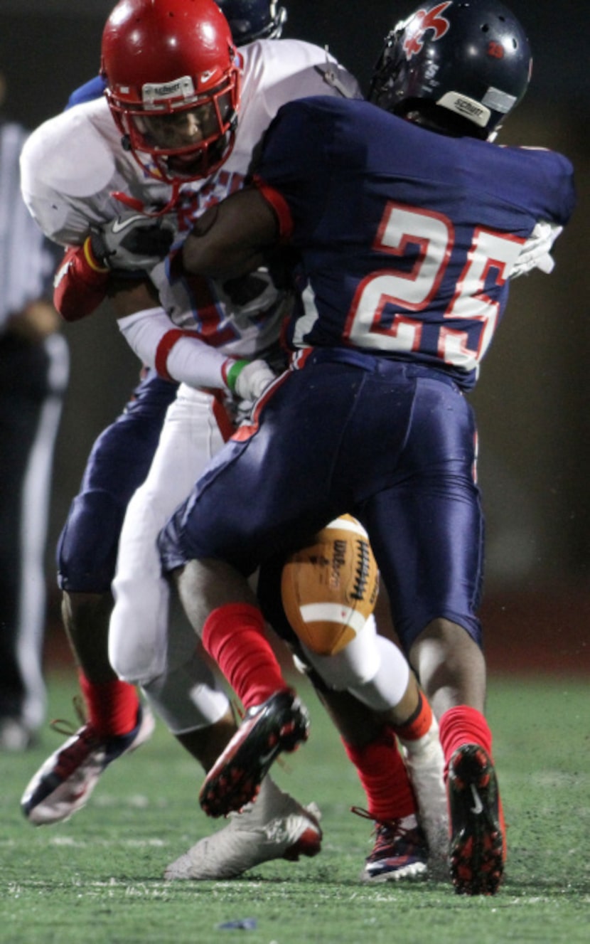 Carter receiver Jordan Ingram (11) is unable to hang on to a second quarter pass after being...