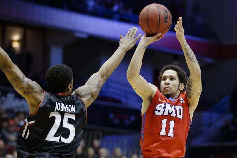SMU's Nic Moore (11) shoots over Cincinnati's Kevin Johnson (25) during the second half of...