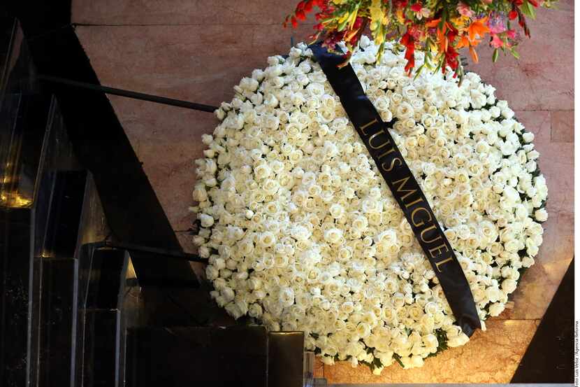 El cantante Luis Miguel mandó flores a Juan Gabriel./AGENCIA REFORMA
