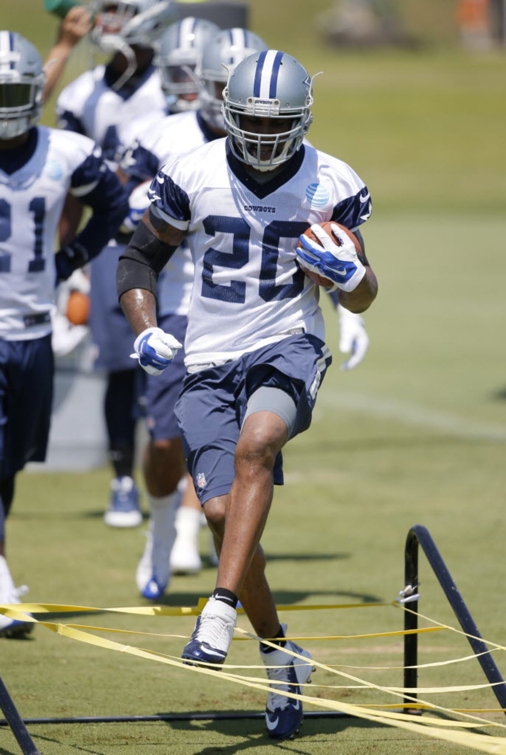 Cowboys' McFadden breaks elbow saving phone, out 2 months