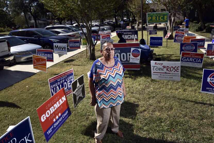 María Elena Martínez, 73 años votó en un recinto electoral en Oak Cliff. Es la primera vez...