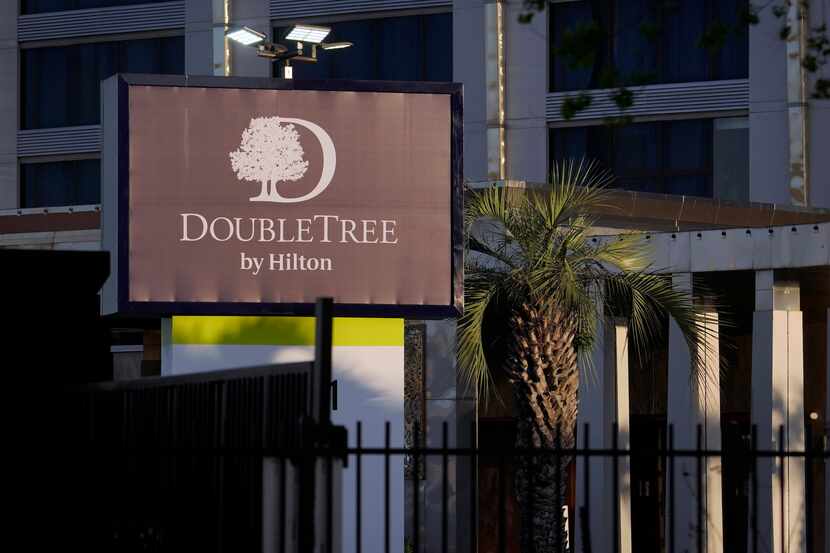 Un cartel del hotel DoubleTree by Hilton del noroeste de Houston, el 28 de marzo de 2024. La...