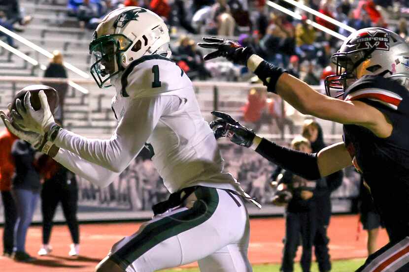 Prosper wide receiver Hunter Summers (1) comes up with a 12-yard touchdown reception against...