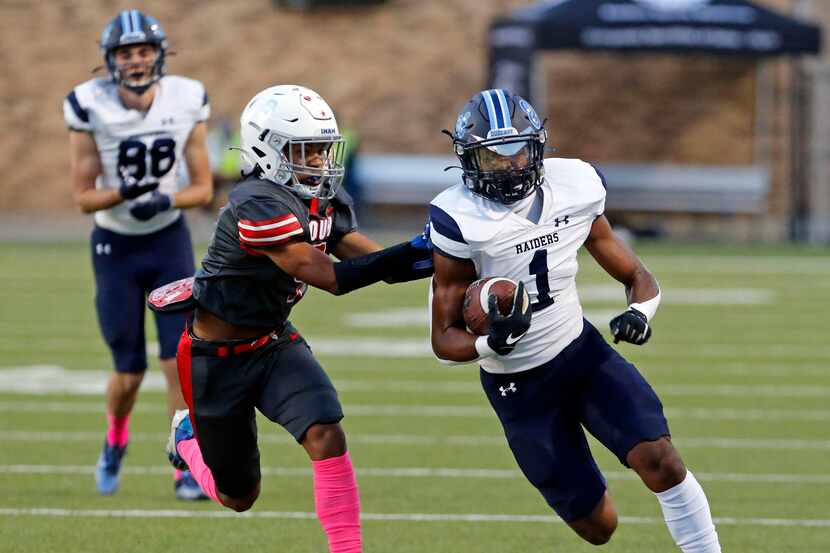 Wylie East high’s Terrell Washington Jr. (1) gets around right end, eluding South Garland...