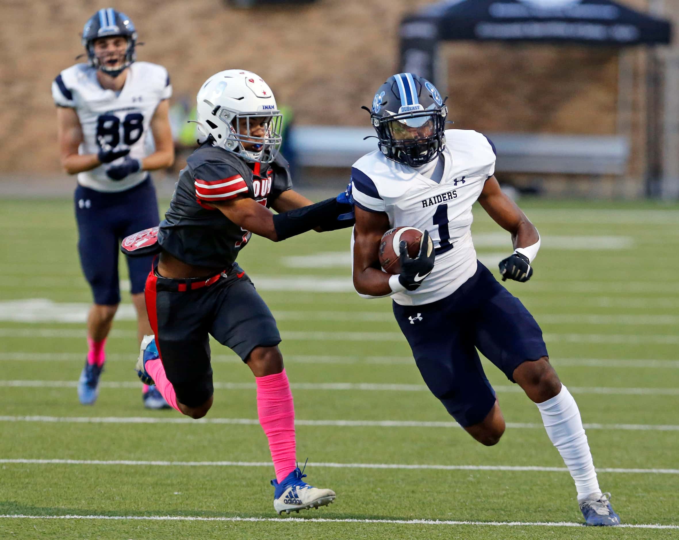 Wylie East high’s Terrell Washington Jr. (1) gets around right end, eluding South Garland...