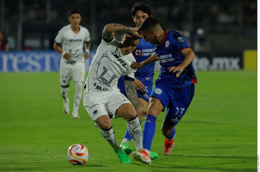 Cruz Azul fue muy superior a Pumas y se impuso 2-0 en Ciudad Universitaria, en la ida de los...