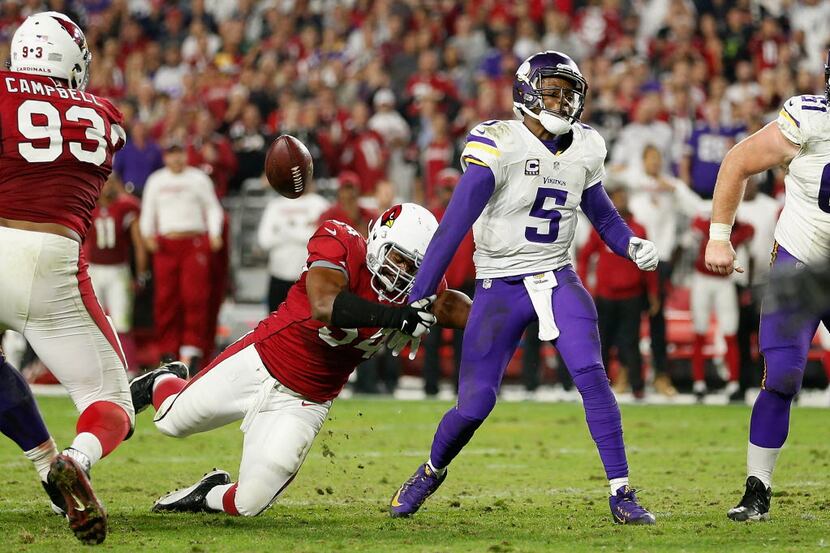 GLENDALE, AZ - DECEMBER 10:  Quarterback Teddy Bridgewater #5 of the Minnesota Vikings has...