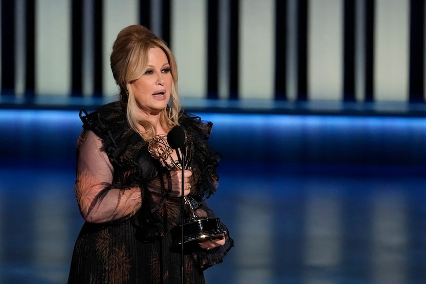 Jennifer Coolidge recibe el premio a mejor actriz de reparto en una serie de drama por "The...