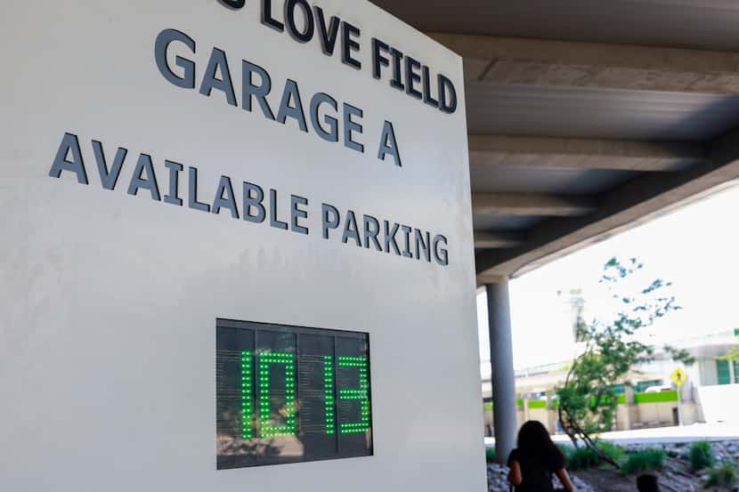 Un letrero en el estacionamiento del aeropuerto Dallas Love Field, en Dallas, muestra los...