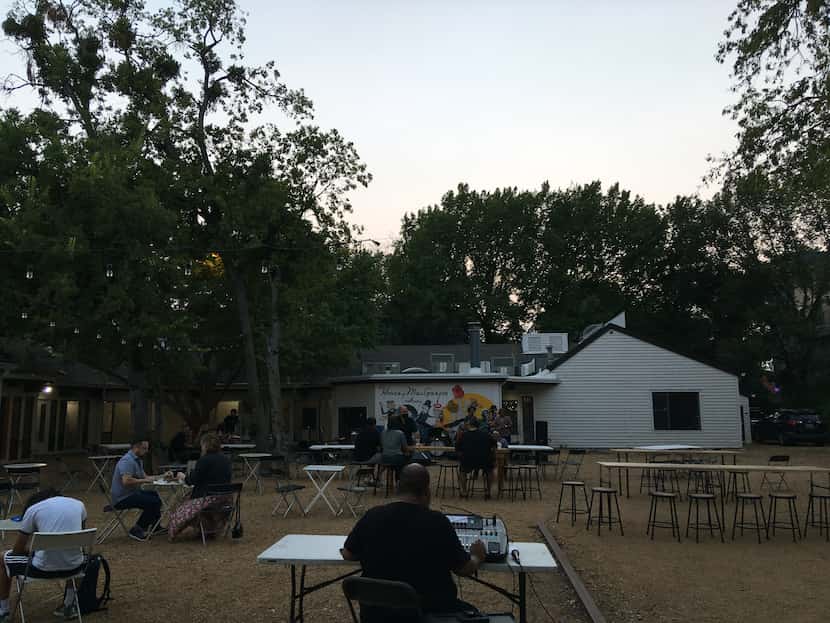 An outdoor music show at Trompo in Oak Cliff