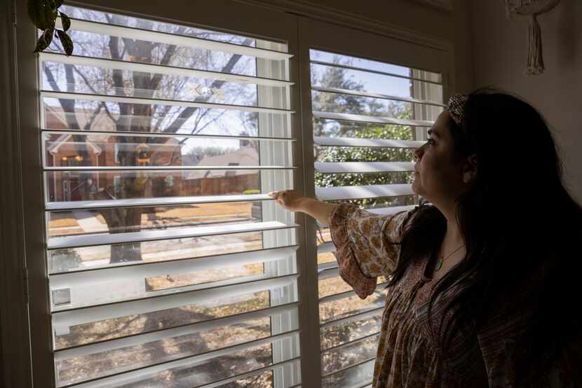 Zoey Sanchez mira por la ventana donde entró una bala. Ese es el cuarto de juegos de su niña...