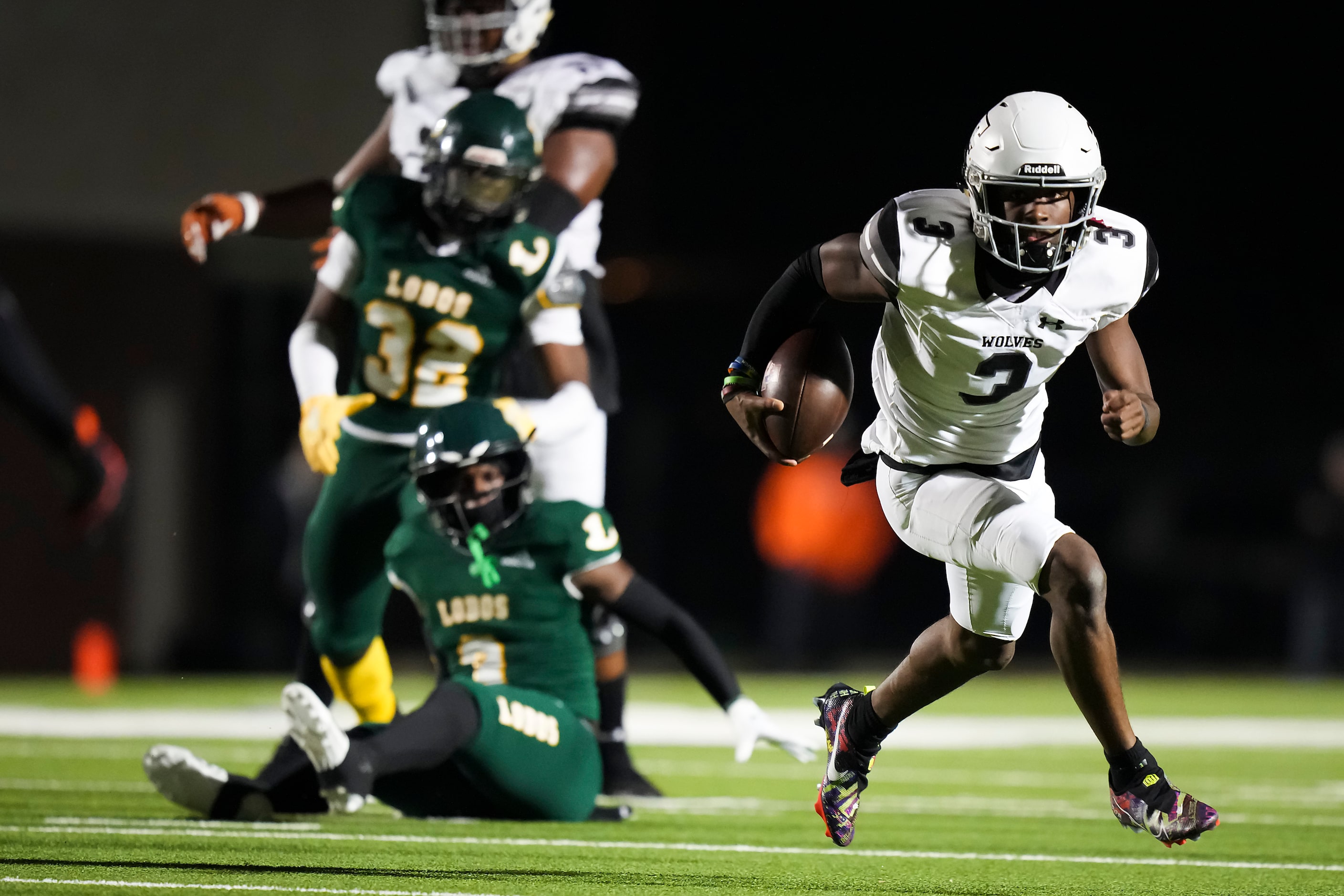 Mansfield Timberview quarterback Cameron Bates (3) breaks through the Longview defense on a...