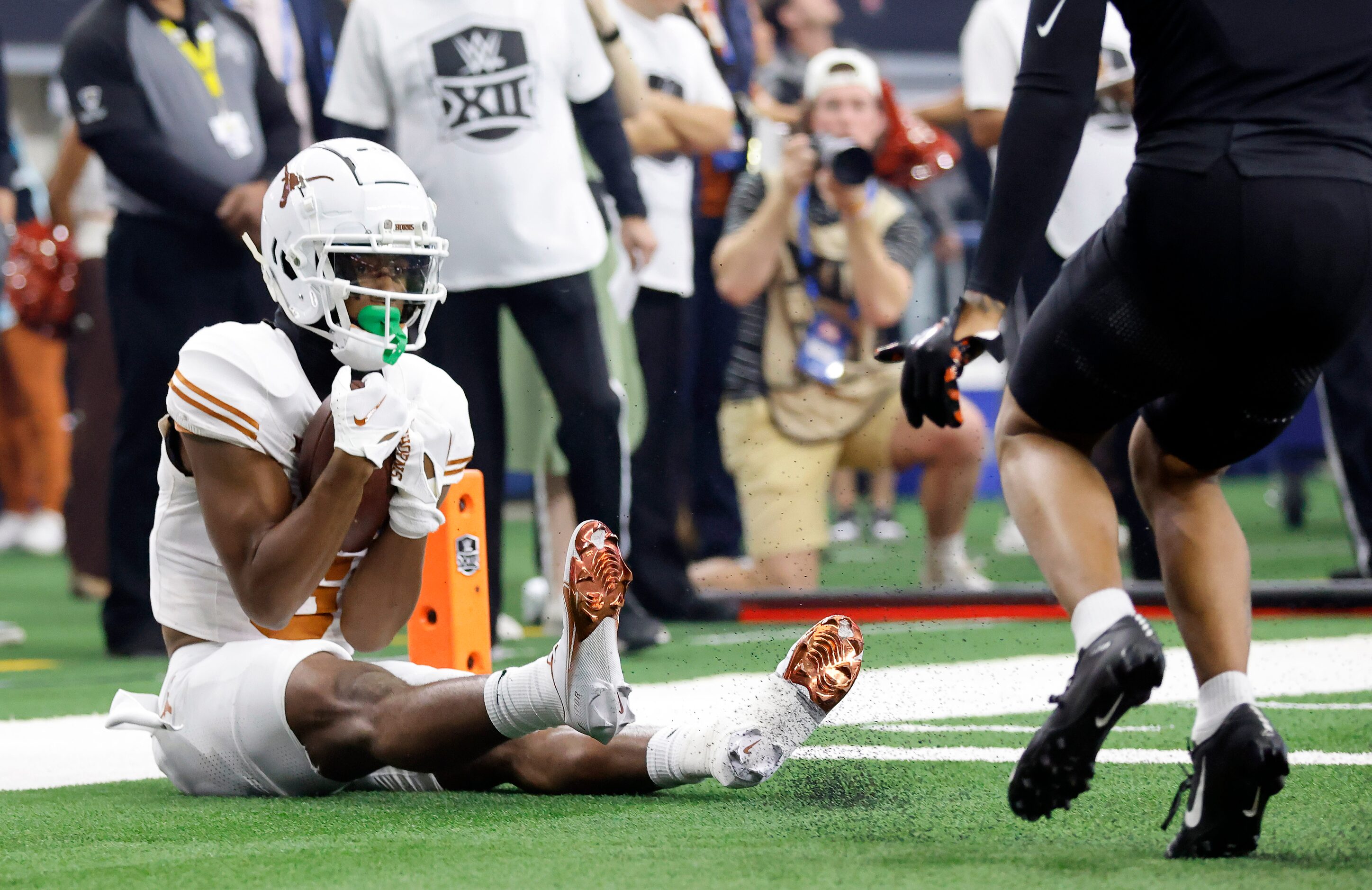 Texas Longhorns wide receiver Adonai Mitchell (5) catches a first quarter touchdown pass as...