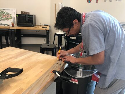 La biblioteca pública George W. Hawkes tiene talleres de tallado de madera.