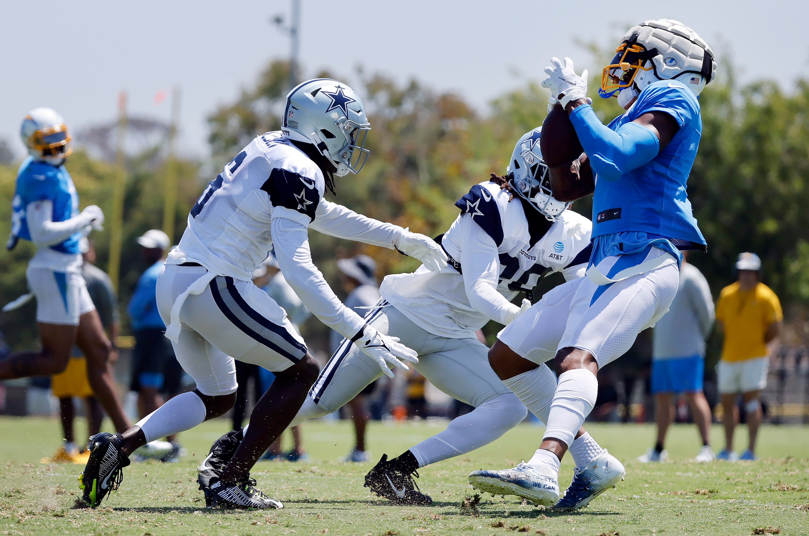 Los Angeles Chargers tight end Gerald Everett (7) catches a bobbled ball after Dallas...