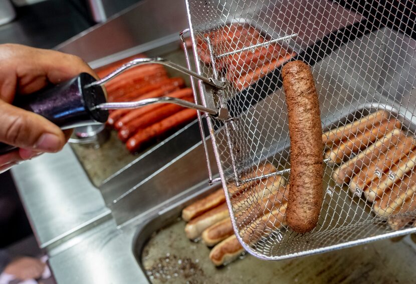 Una salchicha vegana al curry (curry wurst) es frita en el sitio de Best Worscht in Town, en...