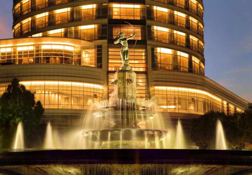 J & G Grill at the St. Regis Mexico City overlooks the landmark Fountain of Diana.