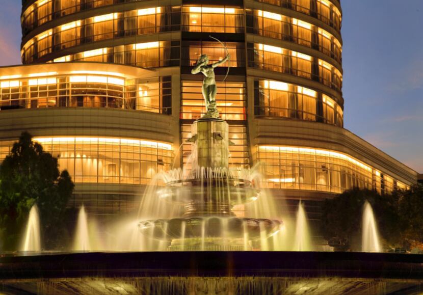 J & G Grill at the St. Regis Mexico City overlooks the landmark Fountain of Diana.