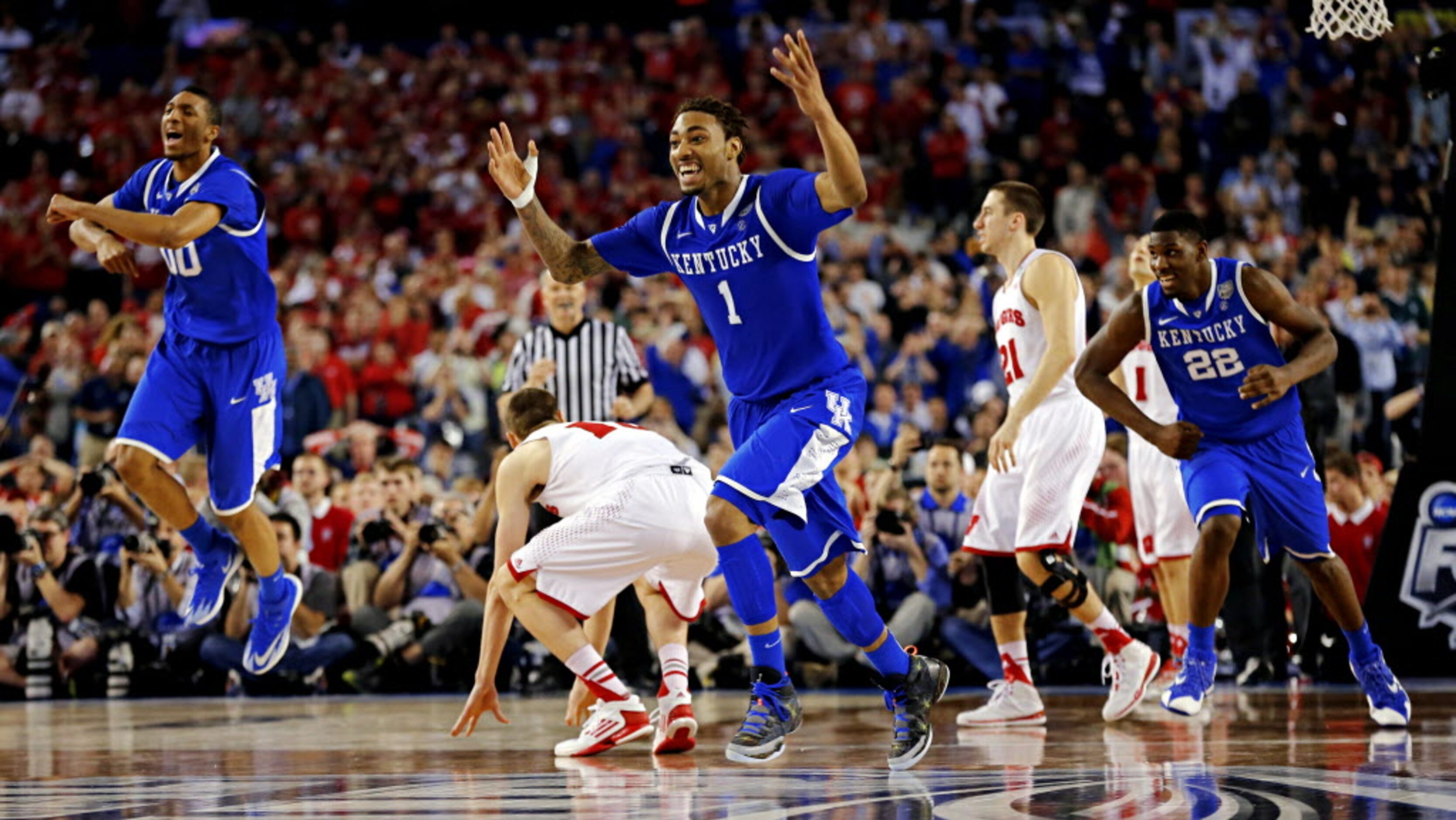 Kentucky Wildcats guard/forward James Young (1) and teammates react as they beat the...