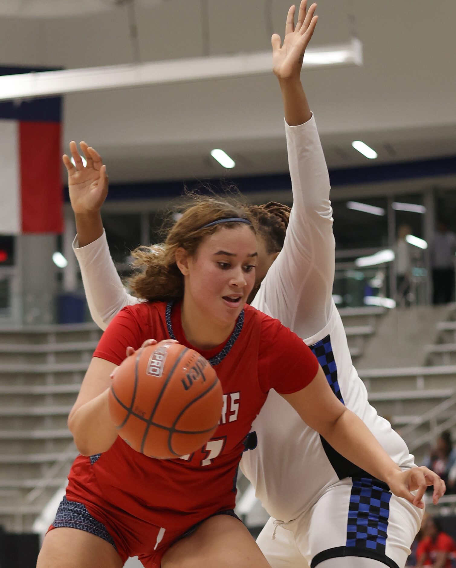 Denton Ryan forward Aspen Hicks (21), advances the ball against the defense of Hebron...