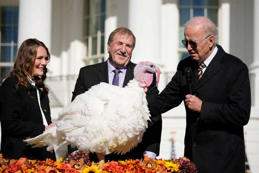 El presidente Joe Biden simbólicamente perdona a un pavo en la Casa Blanca en Washington, el...