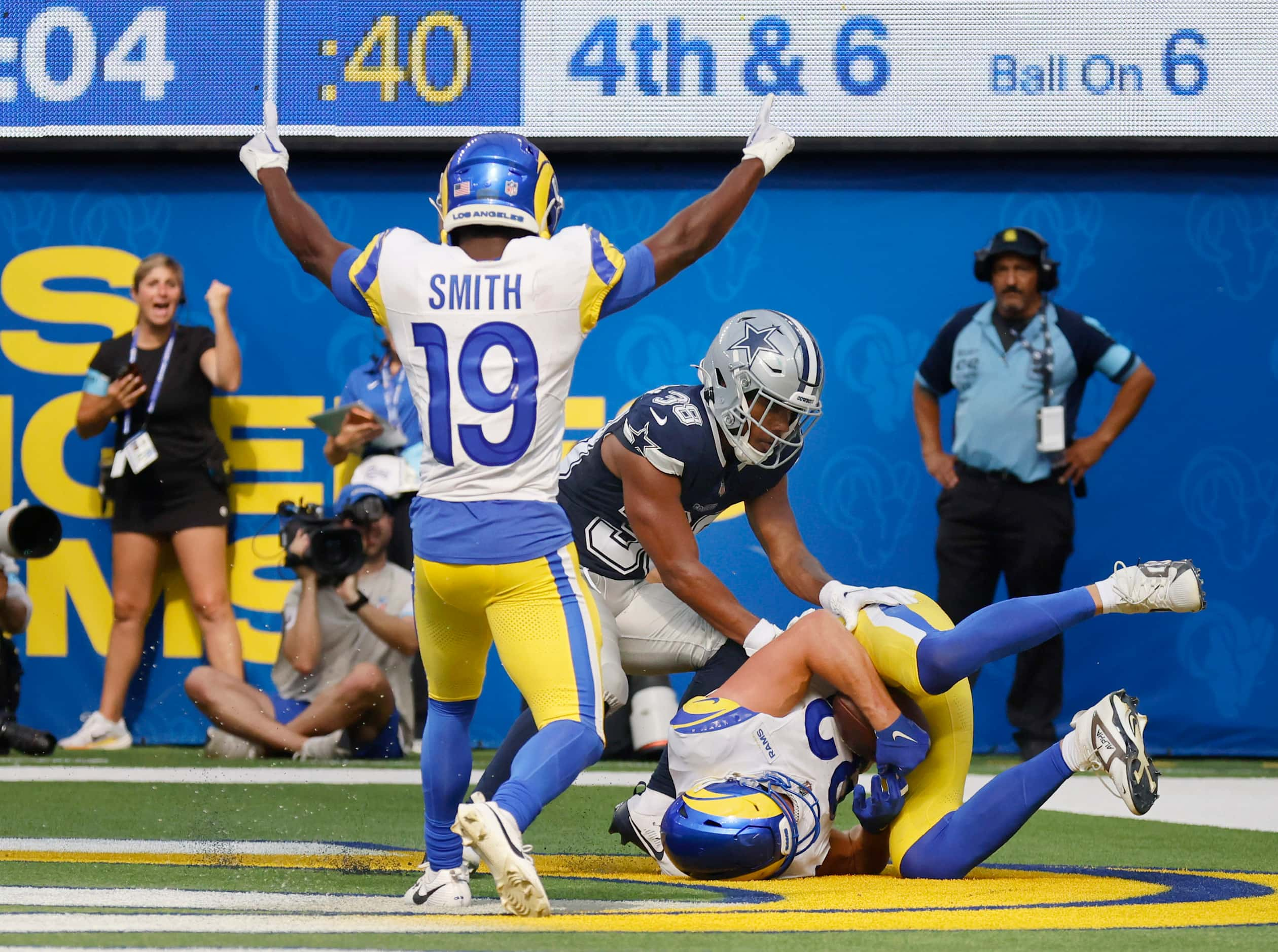 Los Angeles Rams tight end Miller Forristall (82) catches the game-winning touchdown on 4th...