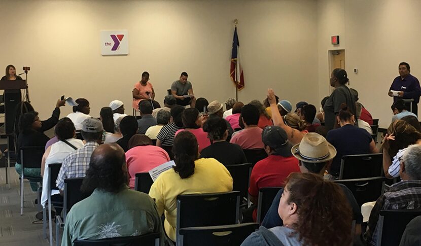 En la primera junta del sábado liderada por el grupo Lulac en el Lake West YMCA (AL DÍA)