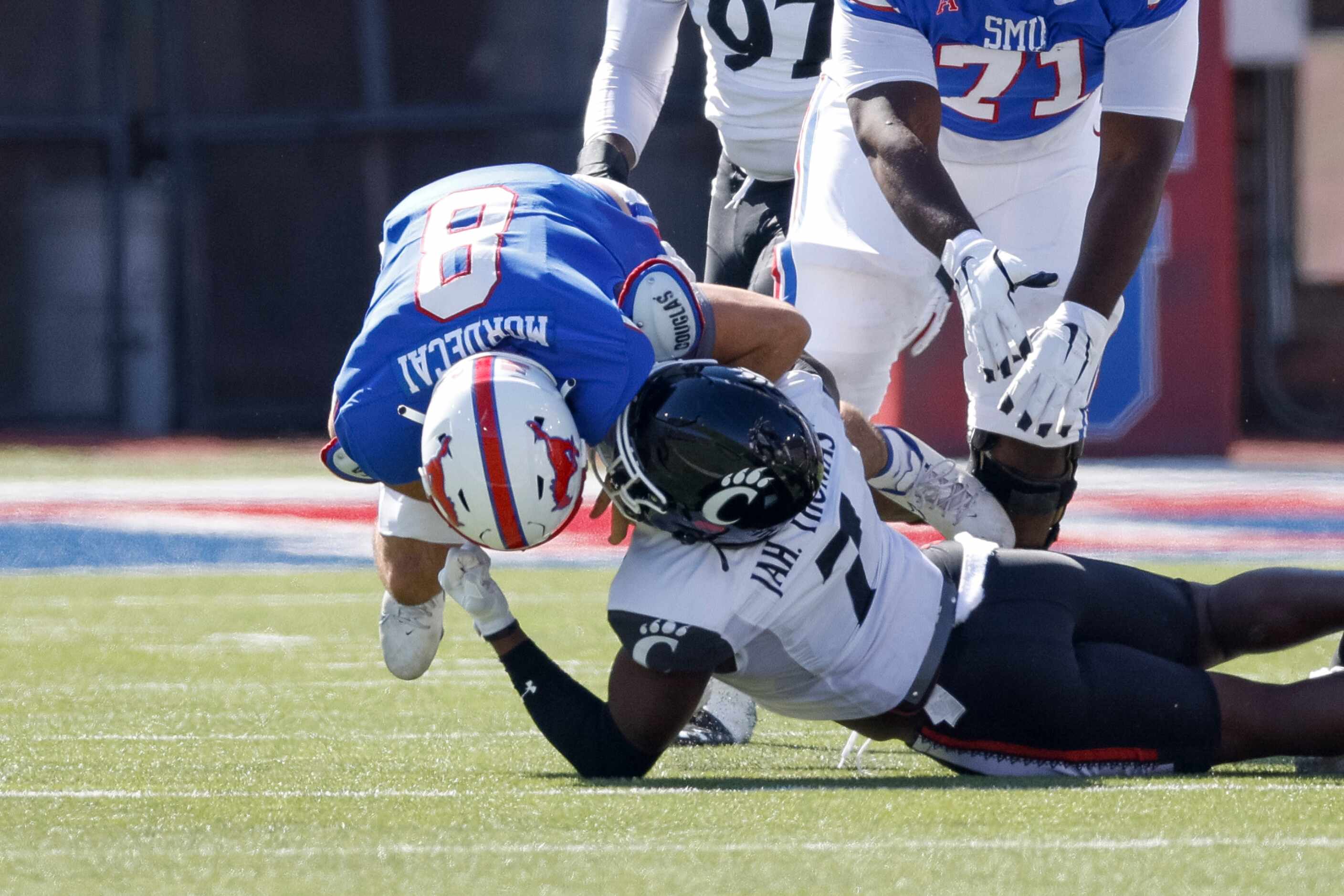Cincinnati linebacker Jaheim Thomas (7) sacks SMU quarterback Tanner Mordecai (8) during the...