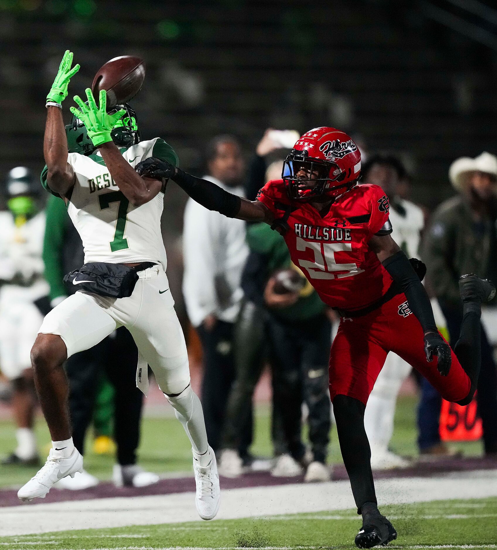 DeSoto wide receiver Antonio Pride Jr. (7) hauls in a 43-yard pass as Cedar Hill defensive...