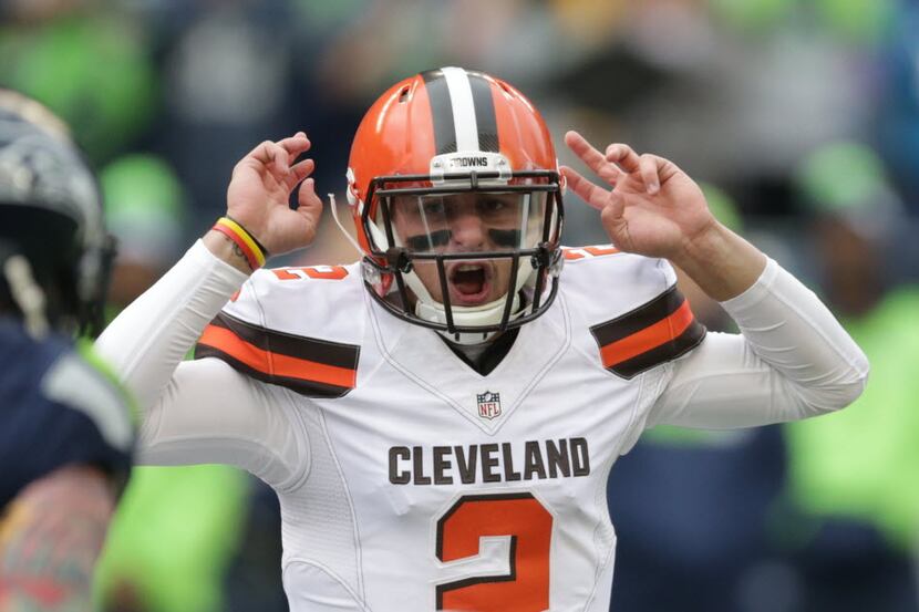 Cleveland Browns quarterback Johnny Manziel yells to his team in the first half of an NFL...
