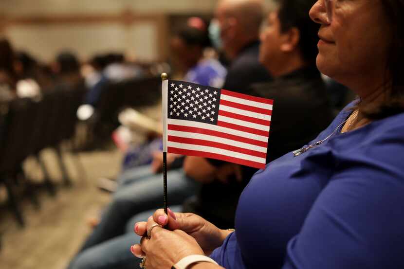 Aproximadamente 650 personas se hicieron ciudadanos estadounidenses en una ceremonia de...