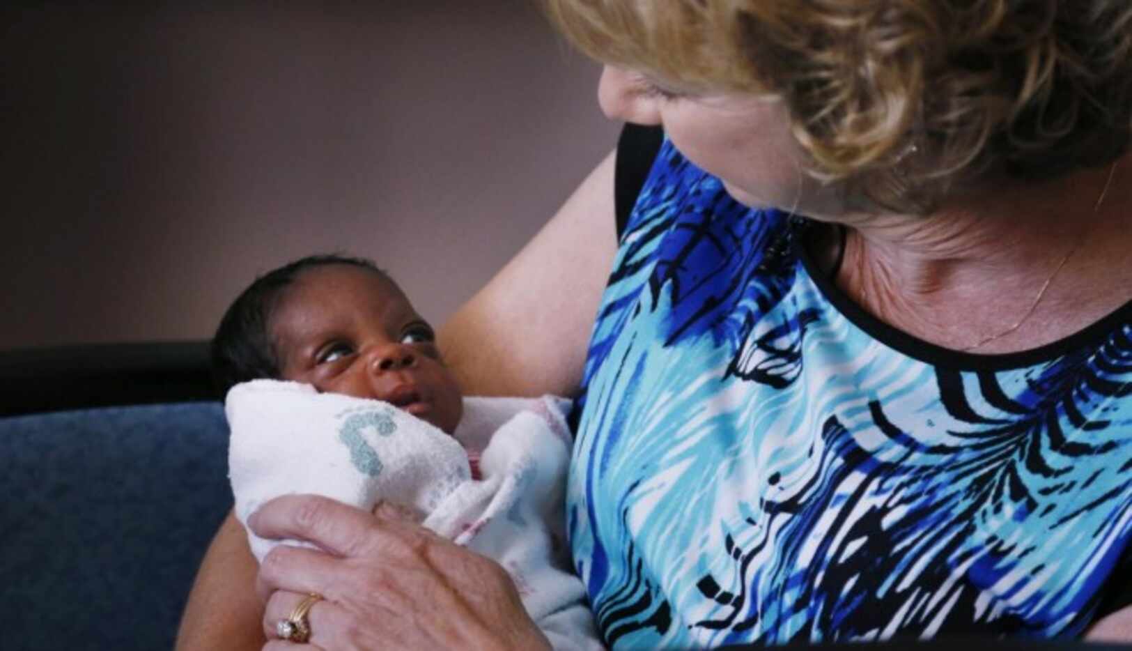 Lou Ann Curry apapacha a la bebé Nina, en la unidad de ciudados intensivos para recién...