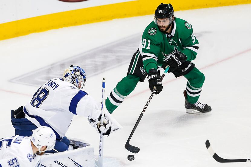 Dallas Stars forward Tyler Seguin (91) reaches for a rebound off of Tampa Bay Lightning...