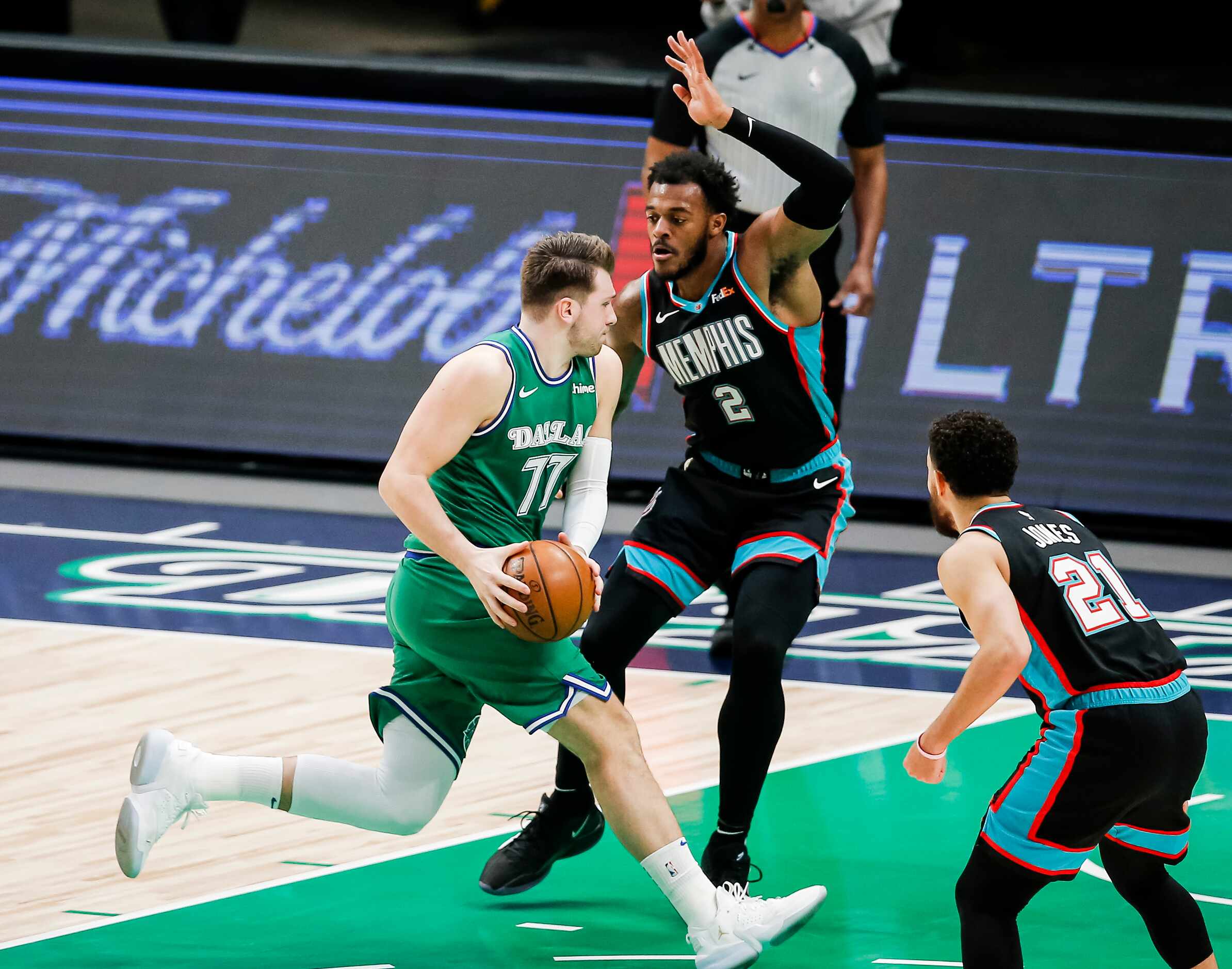 Dallas Mavericks guard Luka Doncic (77) battles Memphis Grizzlies forward Xavier Tillman (2)...