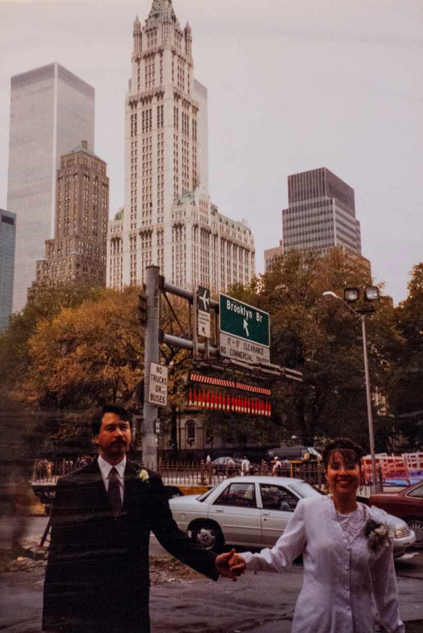 Una foto de Martha Salazar y su esposo Benjamín, quien trabajaba en American Express el día...
