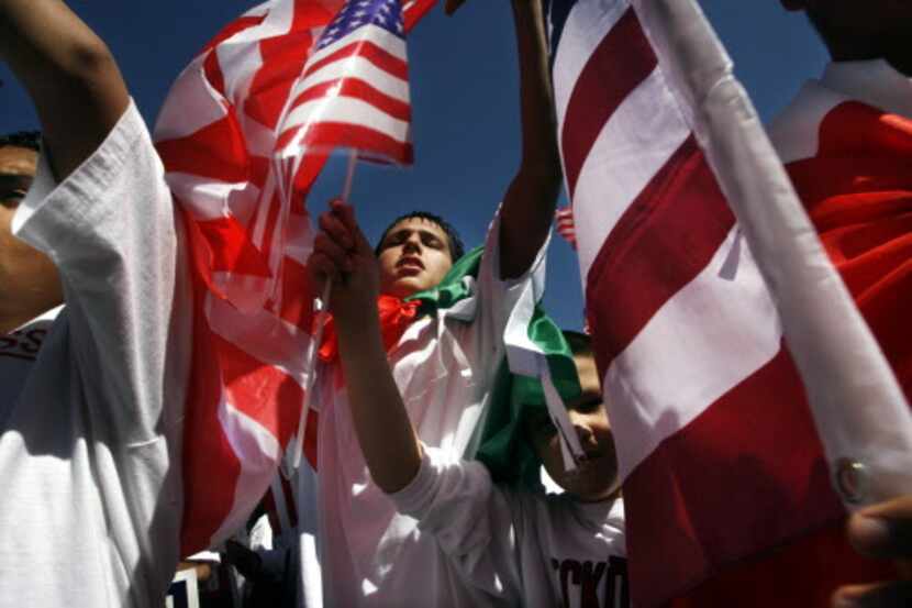 Manifestantes marchan a la Alcaldía durante la megamarcha de abril del 2006. (Archivo DMN)