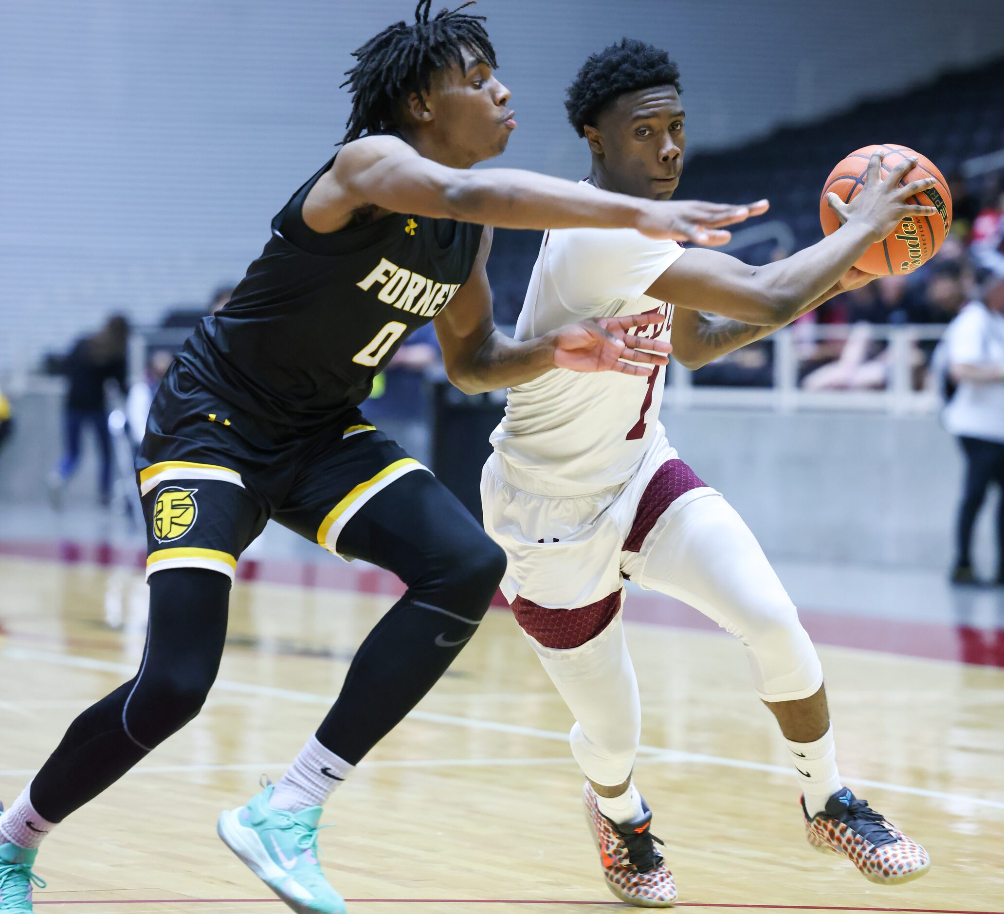 Forney senior forward Ronnie Harrison (0) reaches out to block Red Oak senior guard Kirk...