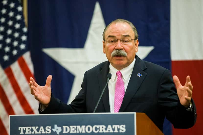 El líder del partido demócrata en Texas, Gilberto Hinojosa, habla durante una reunión de la...