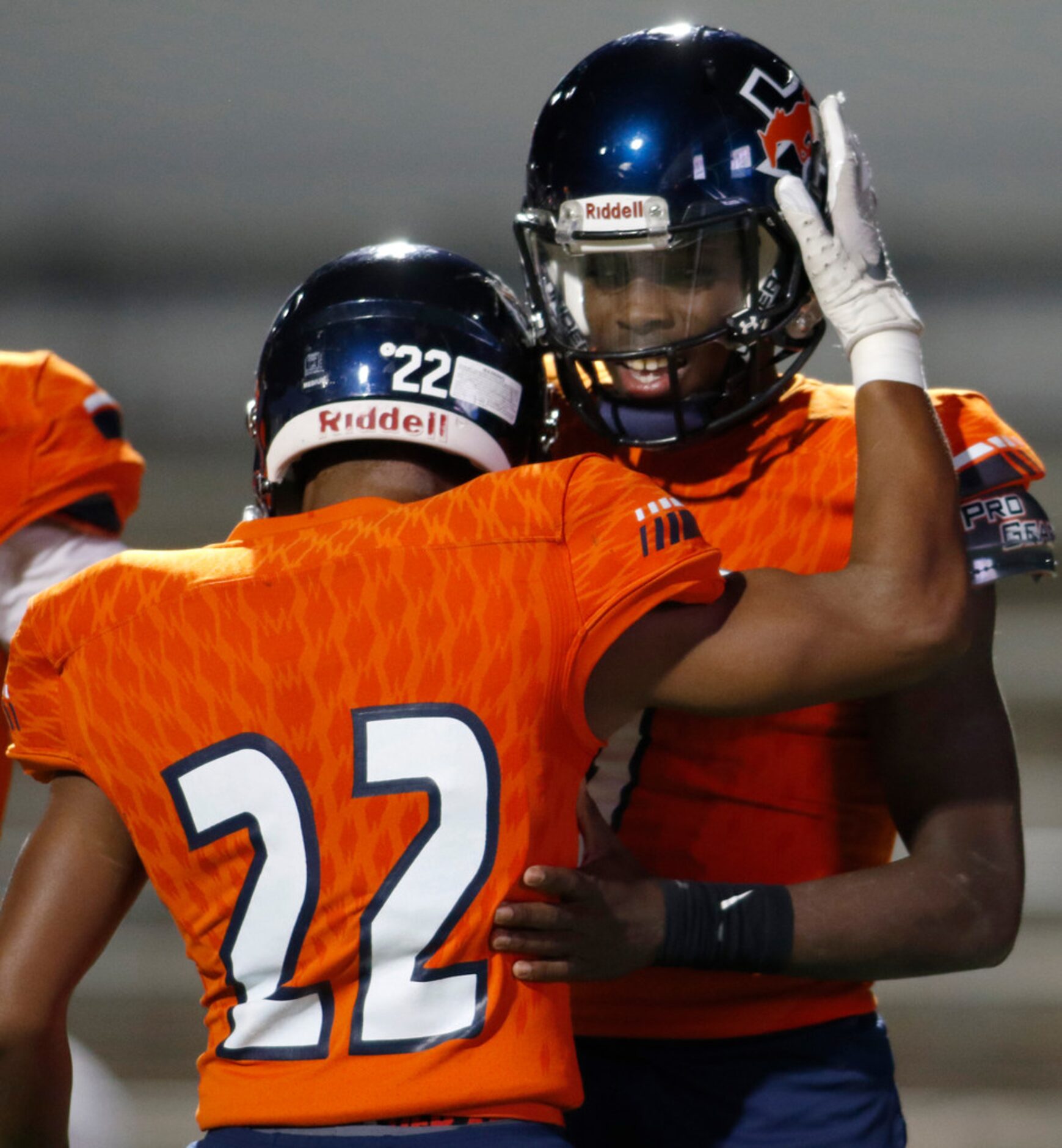 Sachse quarterback Derrick Rose (7) receives congratulations from teammate Shon Coleman (22)...