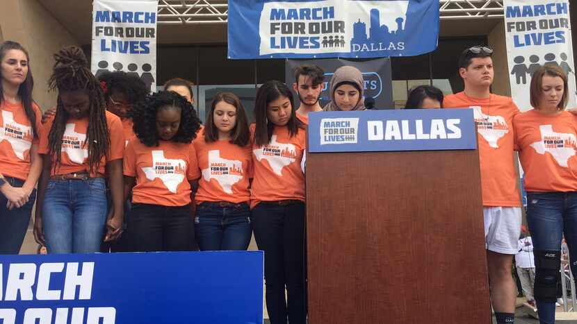 Estudiantes de escuelas de Dallas, guardan un minuto de silencio por las vidas de 17 jóvenes...