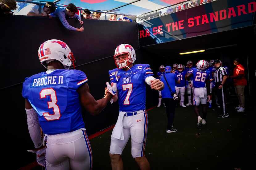 SMU quarterback Shane Buechele (7) prepares to take the field with SMU wide receiver James...