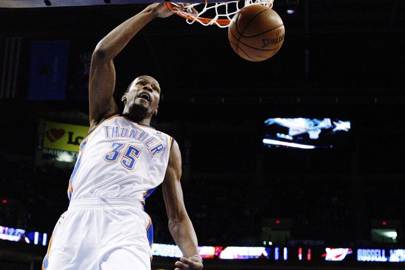 Oklahoma City Thunder forward Kevin Durant (35) dunks against the Golden State Warriors in...