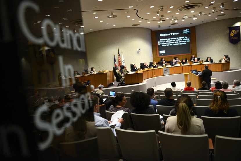 Residents and city staff attend an Irving City Council meeting. (Rose Baca/Staff Photographer)
