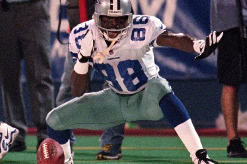 ORG XMIT: *S0419052414* ** FILE ** Dallas Cowboys' Michael Irvin celebrates after gaining...