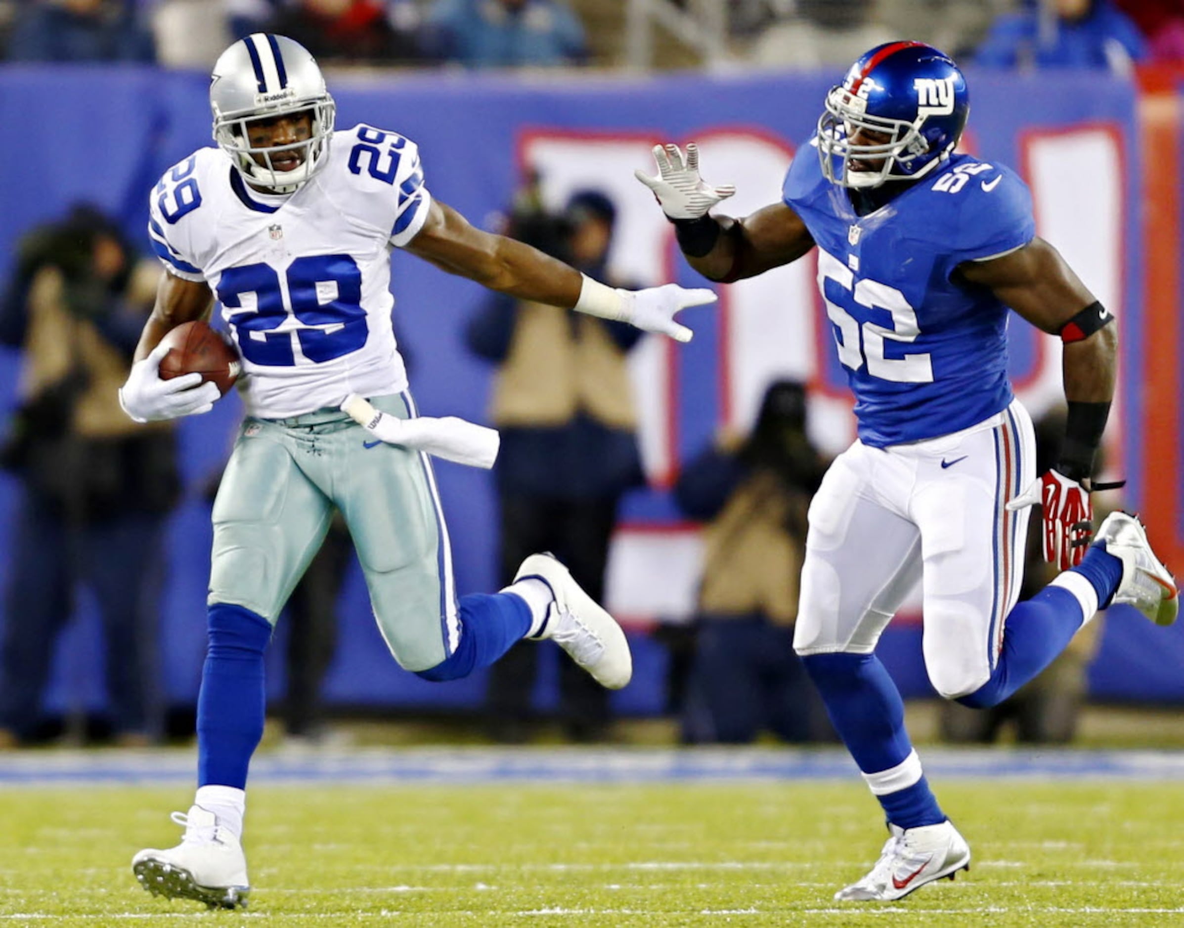 DeMarco Murray on practice field - ABC7 Chicago