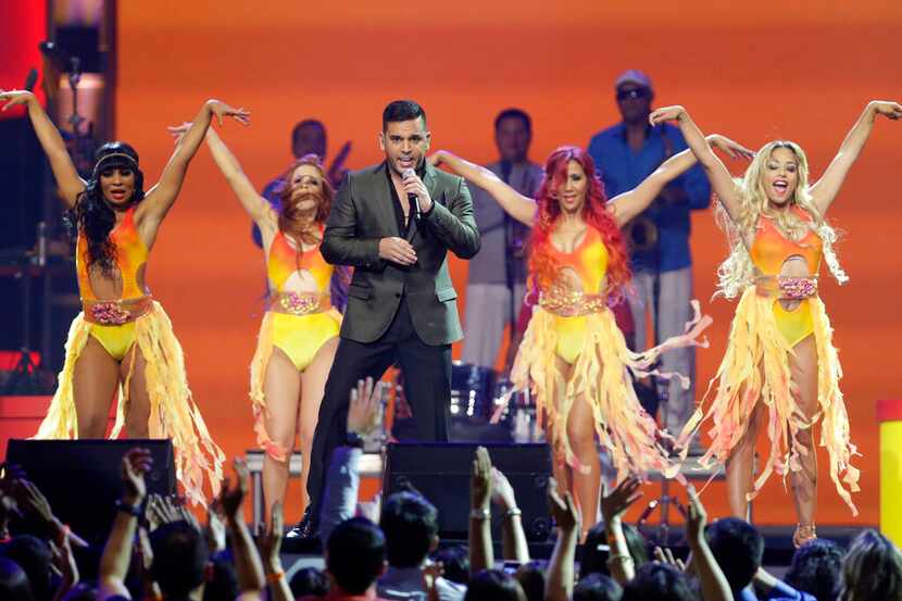 En esta foto del 15 de agosto del 2013, Tito El Bambino actúa en la ceremonia de los Premios...